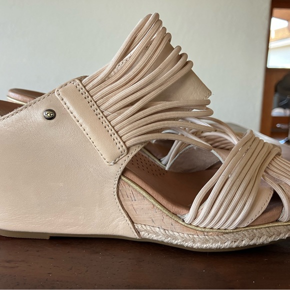 UGG WEDGE SANDALS SIZE 8.5 - Picture 2 of 4